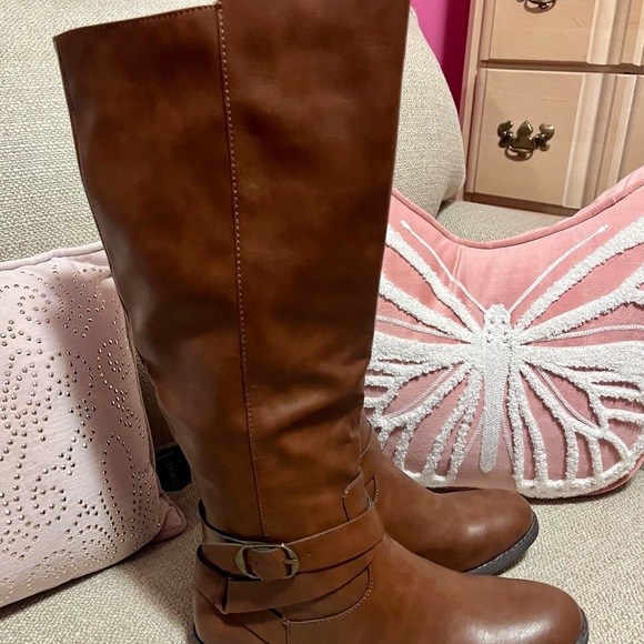 Brown leather boot. Style  and company - Picture 3 of 5